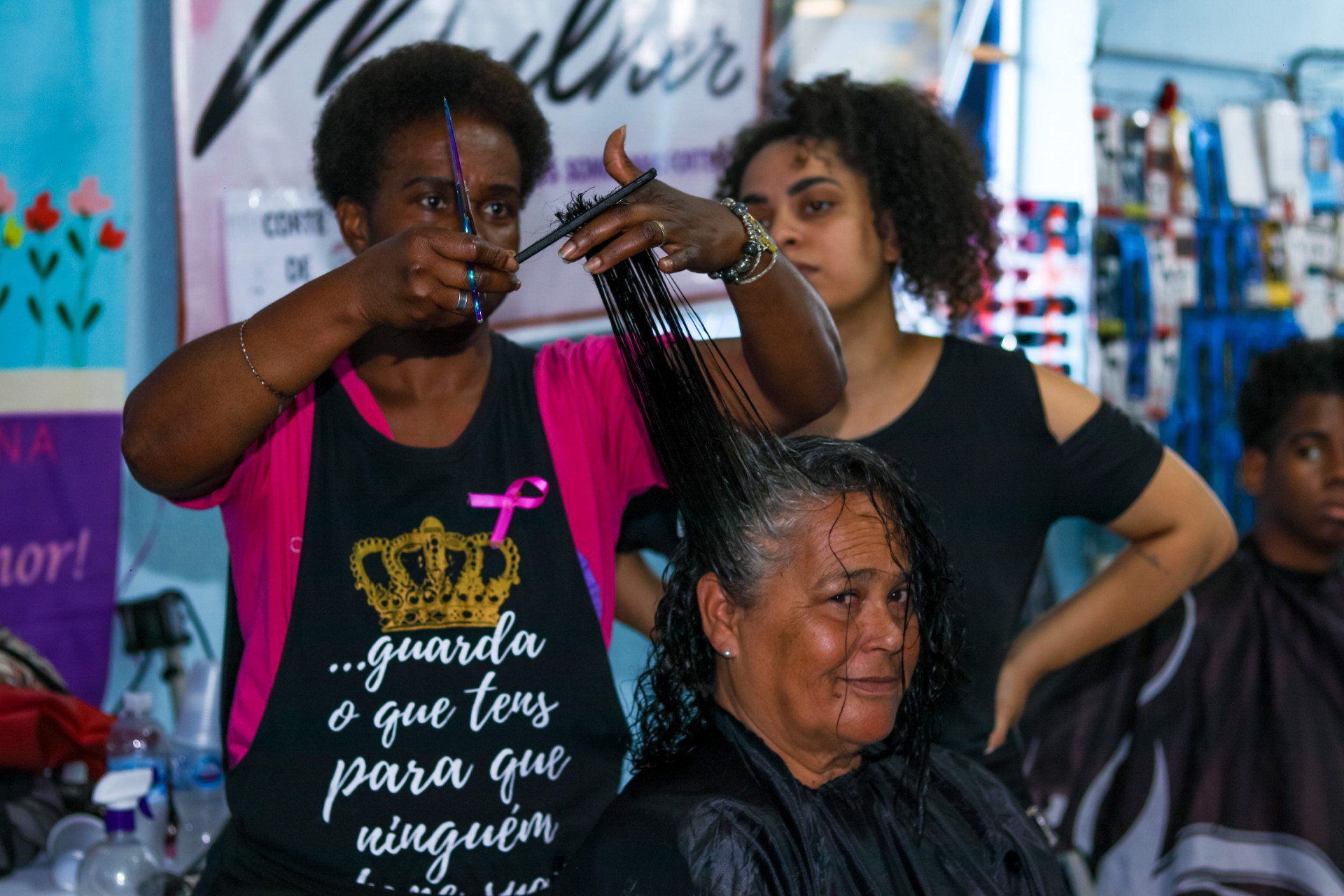 O corte de cabelo esteve entre um dos servi&ccedil;os mais procurados pelas nilopolitanas - Divulga&ccedil;&atilde;o / PMN
