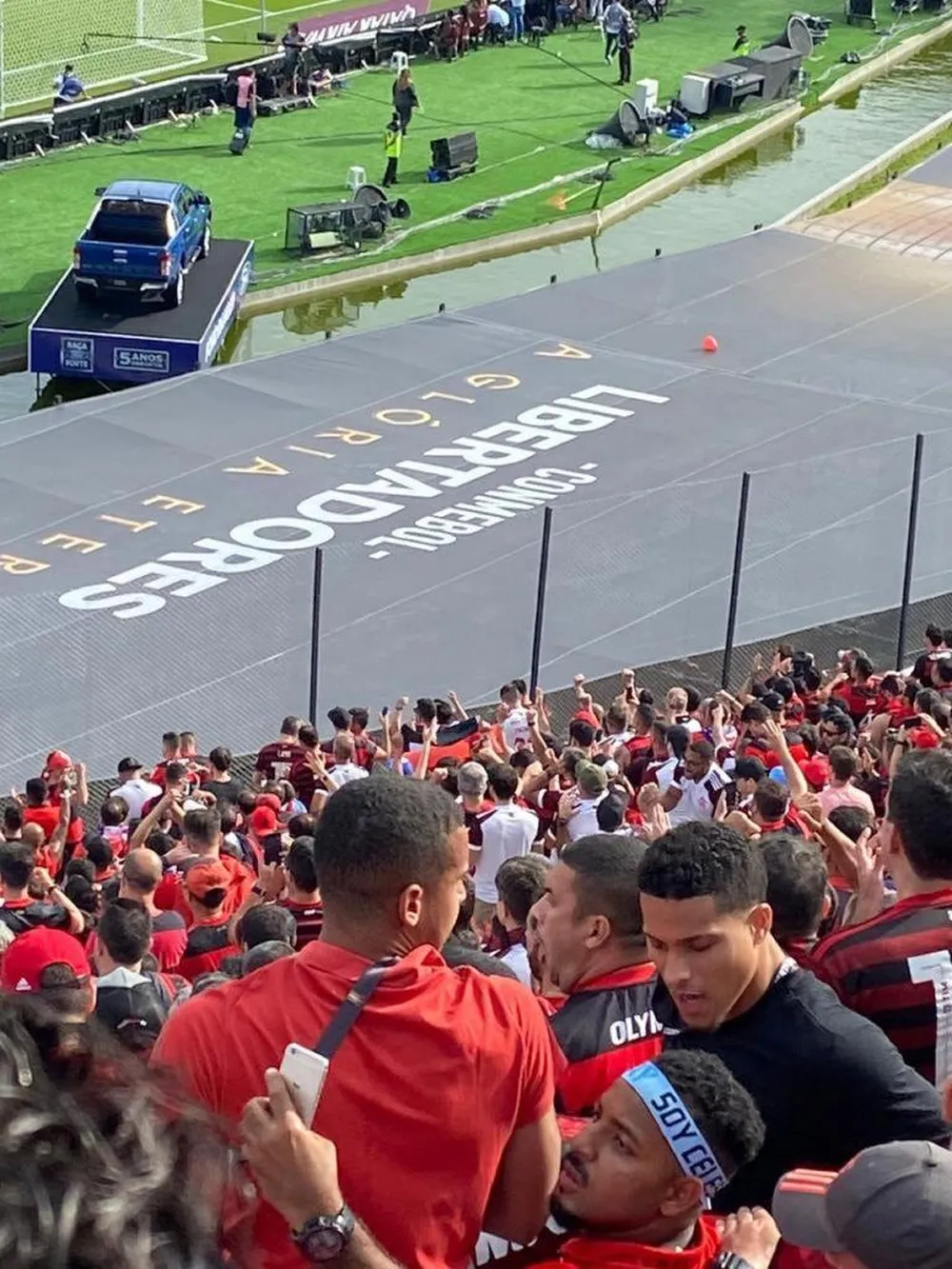 João Gomes tira foto com torcedor na arquibancada durante a final de Libertadores entre Flamengo e Palmeiras - Reprodução de Internet