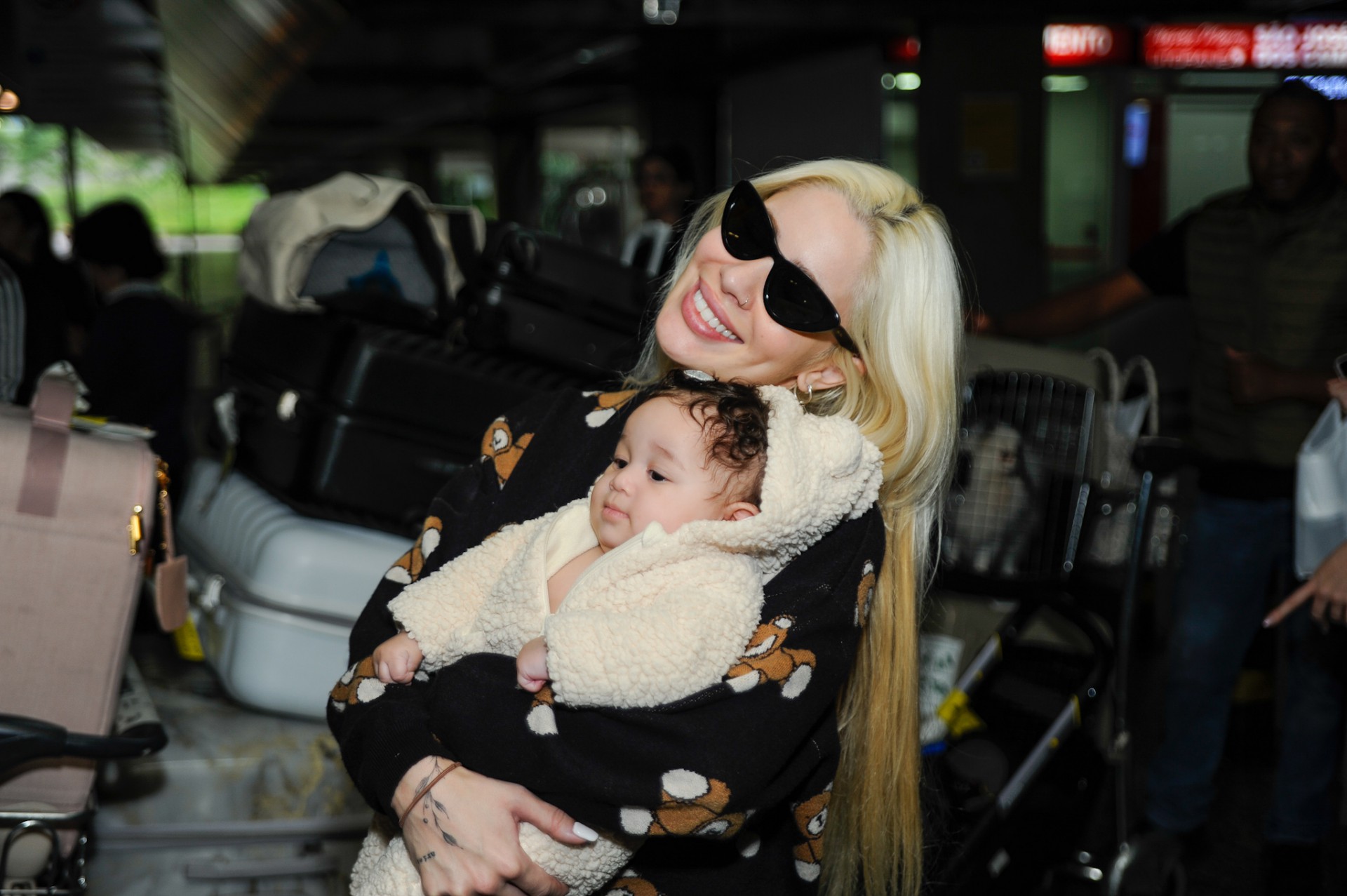 Karoline Lima desembarca em São Paulo com Cecília -  Eduardo Martins / Agnews