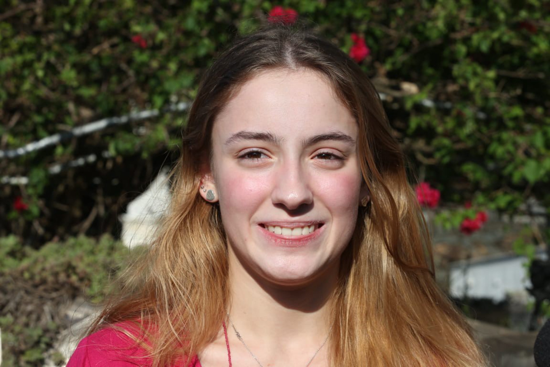 Julia Naspolini, filha de Susana Naspolini, fala com a imprensa após o velório da mãe  - Cléber Mendes / Agência O Dia