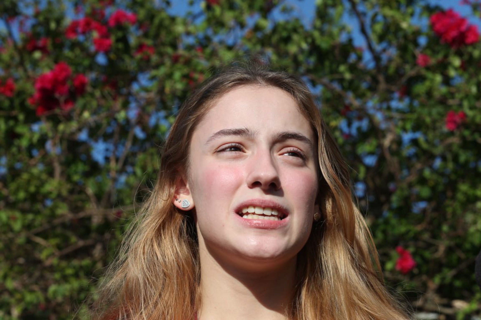 Julia Naspolini, filha de Susana Naspolini, fala com a imprensa após o velório da mãe  - Cléber Mendes / Agência O Dia