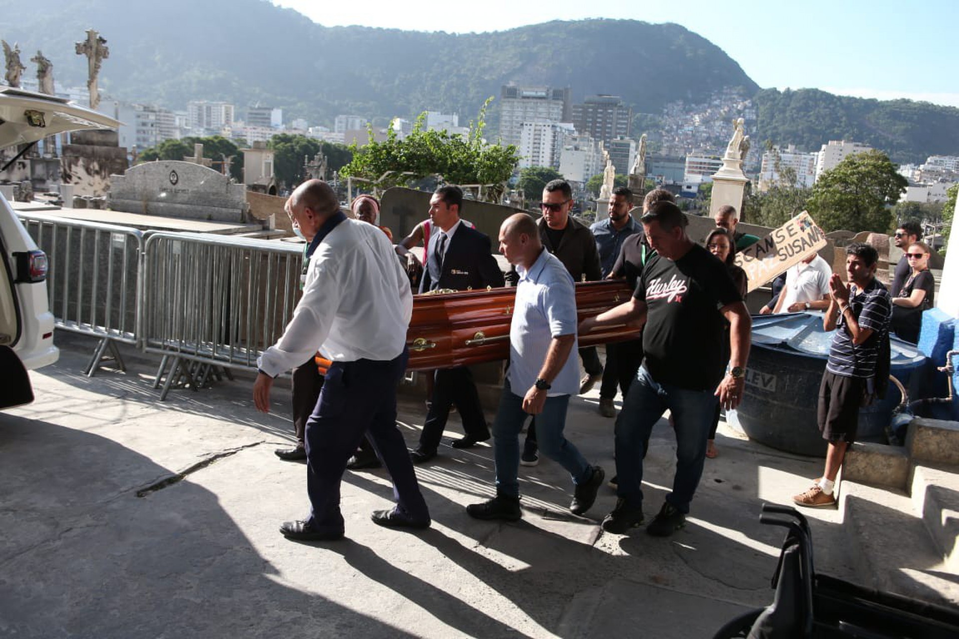 Corpo de Susana Naspolini deixa o cemitério São João Batista e será translado para Criciúma, em Santa Catarina  - Cléber Mendes / Agência O Dia