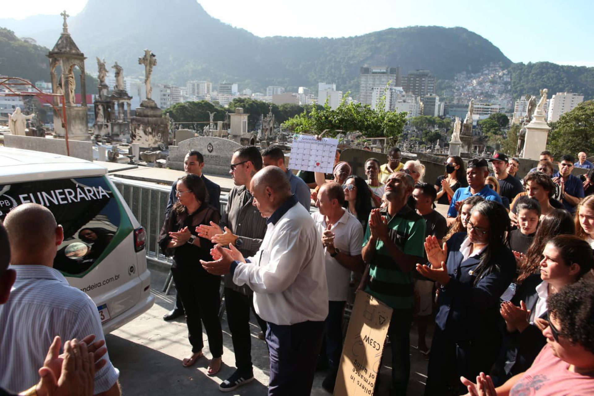 Corpo de Susana Naspolini deixa o cemitério São João Batista e será translado para Criciúma, em Santa Catarina  - Cléber Mendes / Agência O Dia