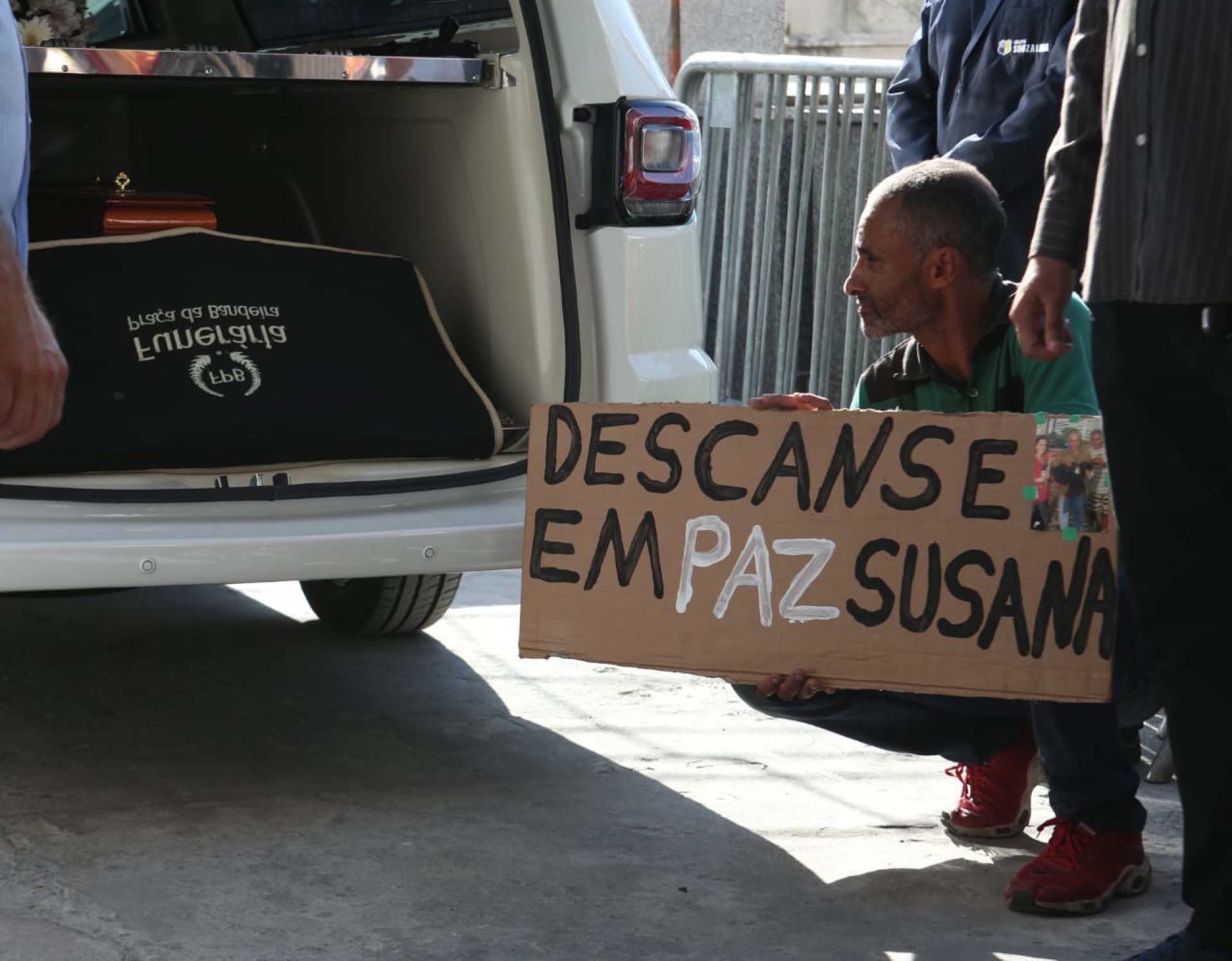 Corpo de Susana Naspolini deixa o cemitério São João Batista e será translado para Criciúma, em Santa Catarina  - Cléber Mendes / Agência O Dia