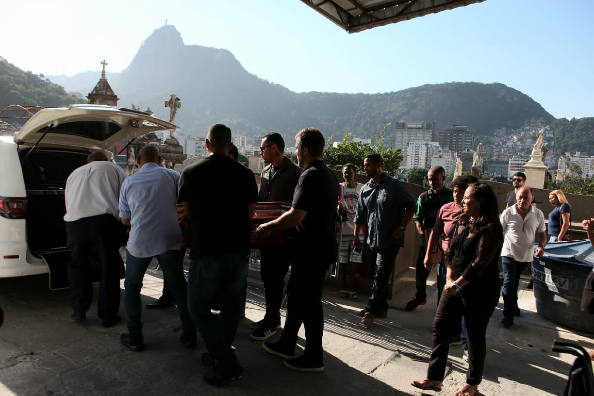 Corpo de Susana Naspolini deixa o cemitério São João Batista e será translado para Criciúma, em Santa Catarina  - Cléber Mendes / Agência O Dia