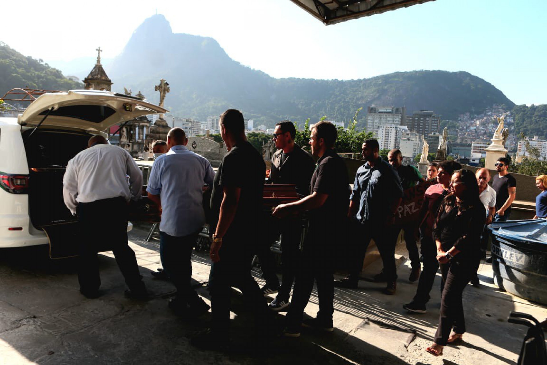 Corpo de Susana Naspolini deixa o cemitério São João Batista e será translado para Criciúma, em Santa Catarina  - Cléber Mendes / Agência O Dia