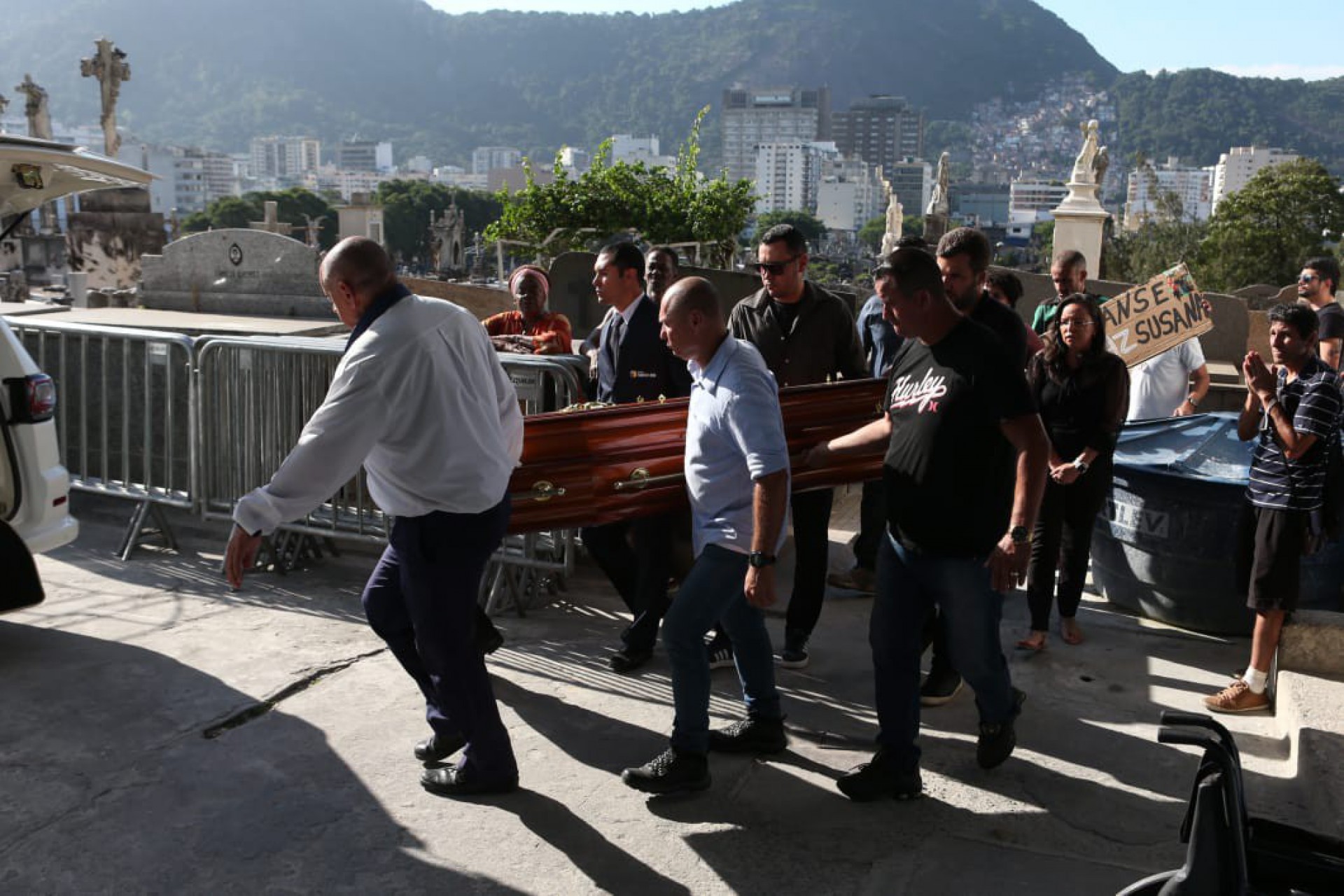Corpo de Susana Naspolini deixa o cemitério São João Batista e será translado para Criciúma, em Santa Catarina  - Cléber Mendes / Agência O Dia