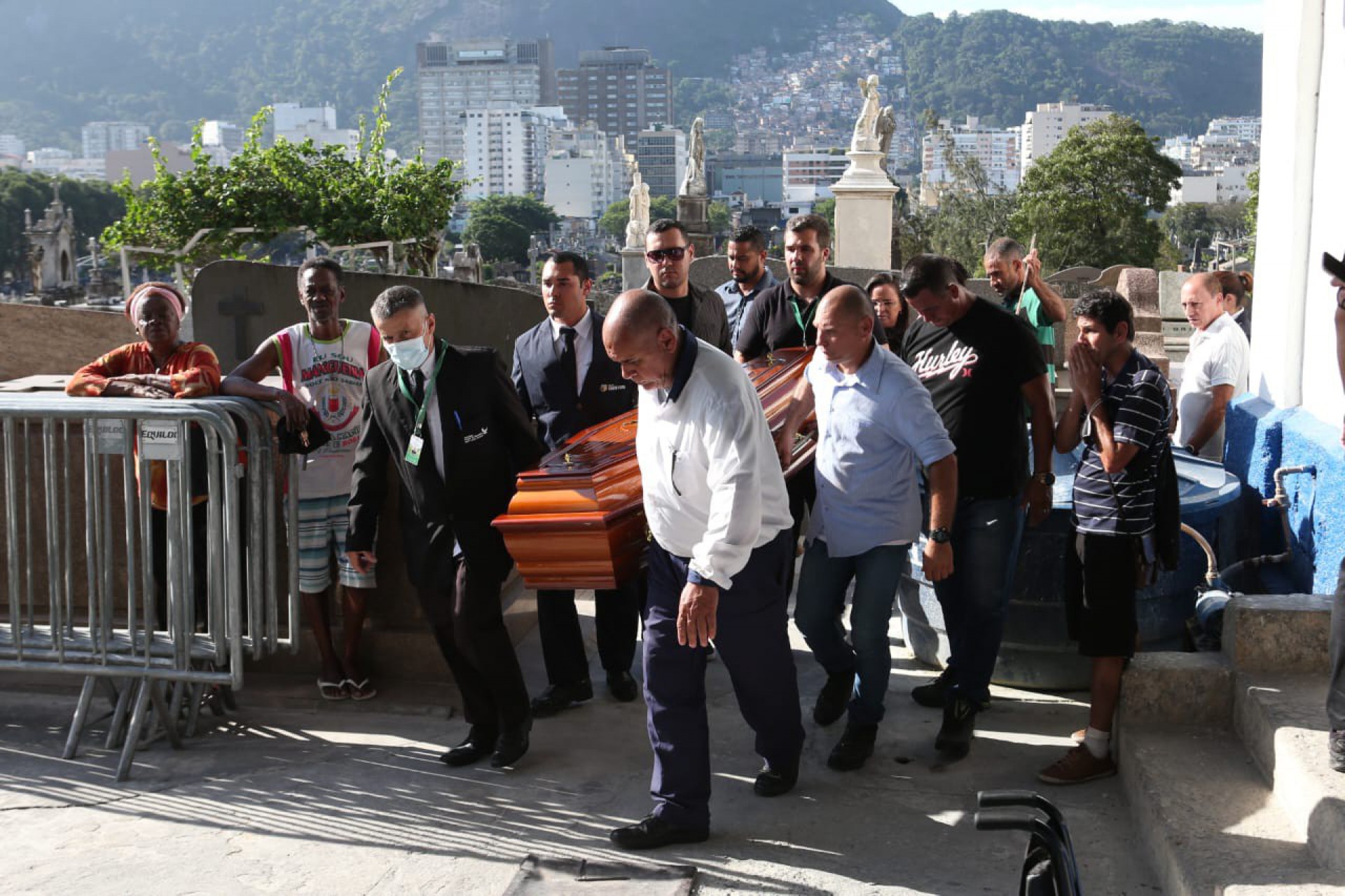 Corpo de Susana Naspolini deixa o cemitério São João Batista e será translado para Criciúma, em Santa Catarina  - Cléber Mendes / Agência O Dia