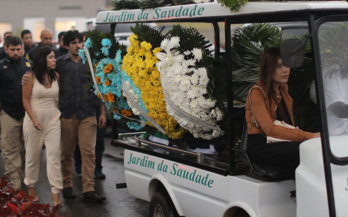 Enterro do agente da PRF, Bruno Vanzan, no Cemitério de Sulacap, na Zona Oeste - Pedro Ivo/Agência O DIA