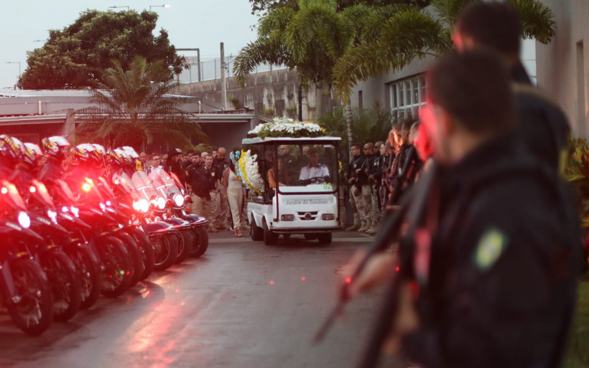 Enterro do agente da PRF, Bruno Vanzan, no Cemitério de Sulacap, na Zona Oeste - Pedro Ivo/Agência O DIA