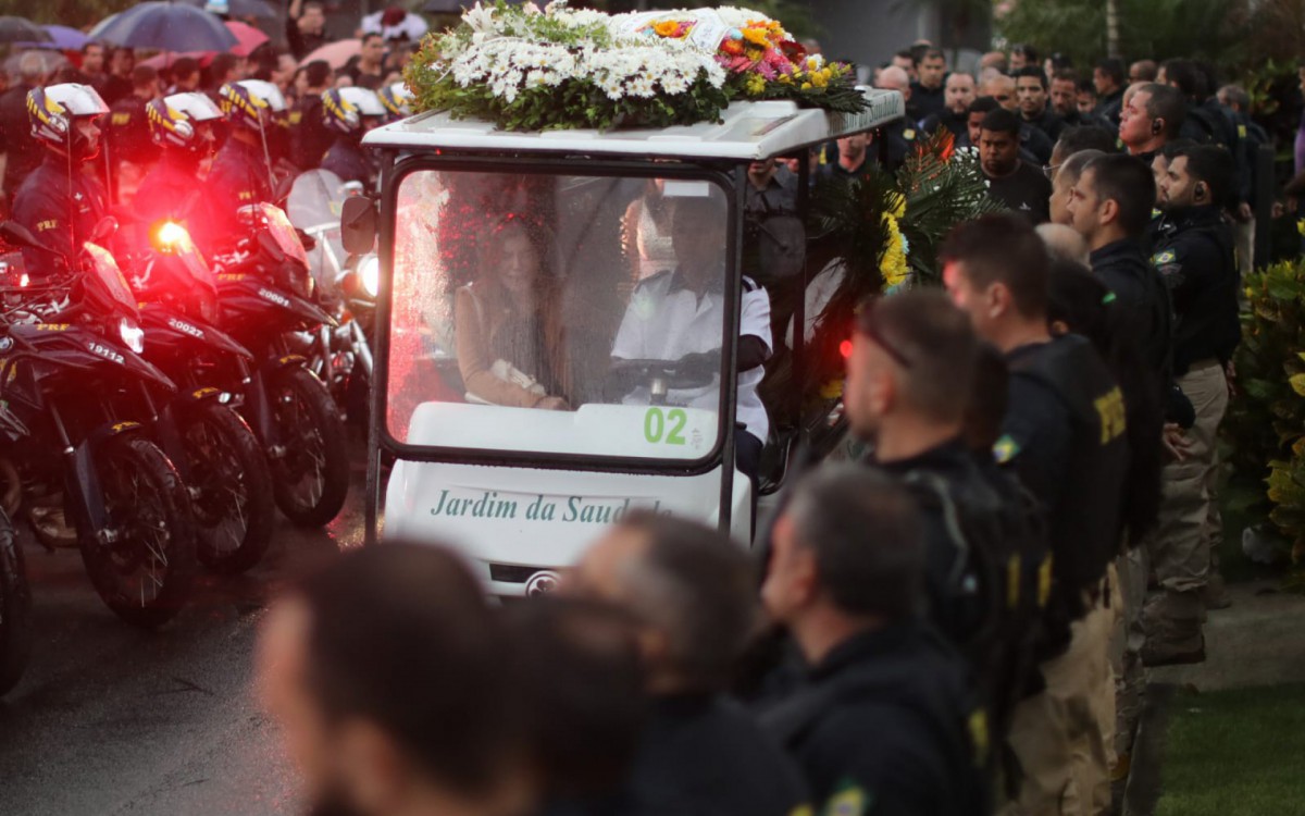 Enterro do agente da PRF, Bruno Vanzan, no Cemitério de Sulacap, na Zona Oeste - Pedro Ivo/Agência O DIA