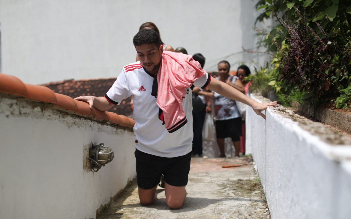 Muitos devotos pagaram promessas nesta sexta-feira (28), no Santuário de São Judas Tadeu, no Cosme Velho, bairro da Zona Sul