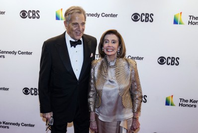 Às vésperas das eleições nos EUA, homem invade casa e agride marido de Nancy Pelosi
