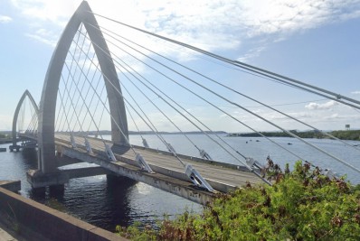 Carro pega fogo na Estrada do Galeão