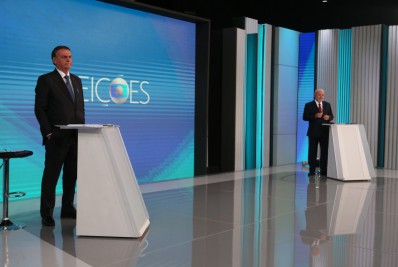 Lula e Bolsonaro travam embate sobre salário mínimo com acusações de fake news