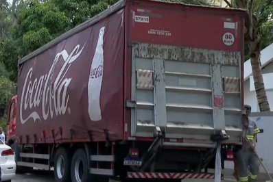 Bando armado com fuzis faz motorista e ajudante reféns para roubar carga de refrigerantes na Praça Seca
