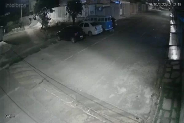 Criminoso se esconde embaixo de Kombi para fugir da polícia; Vídeo