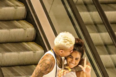 Bella Campos faz 'L' em apoio a Lula durante passeio com MC Cabelinho