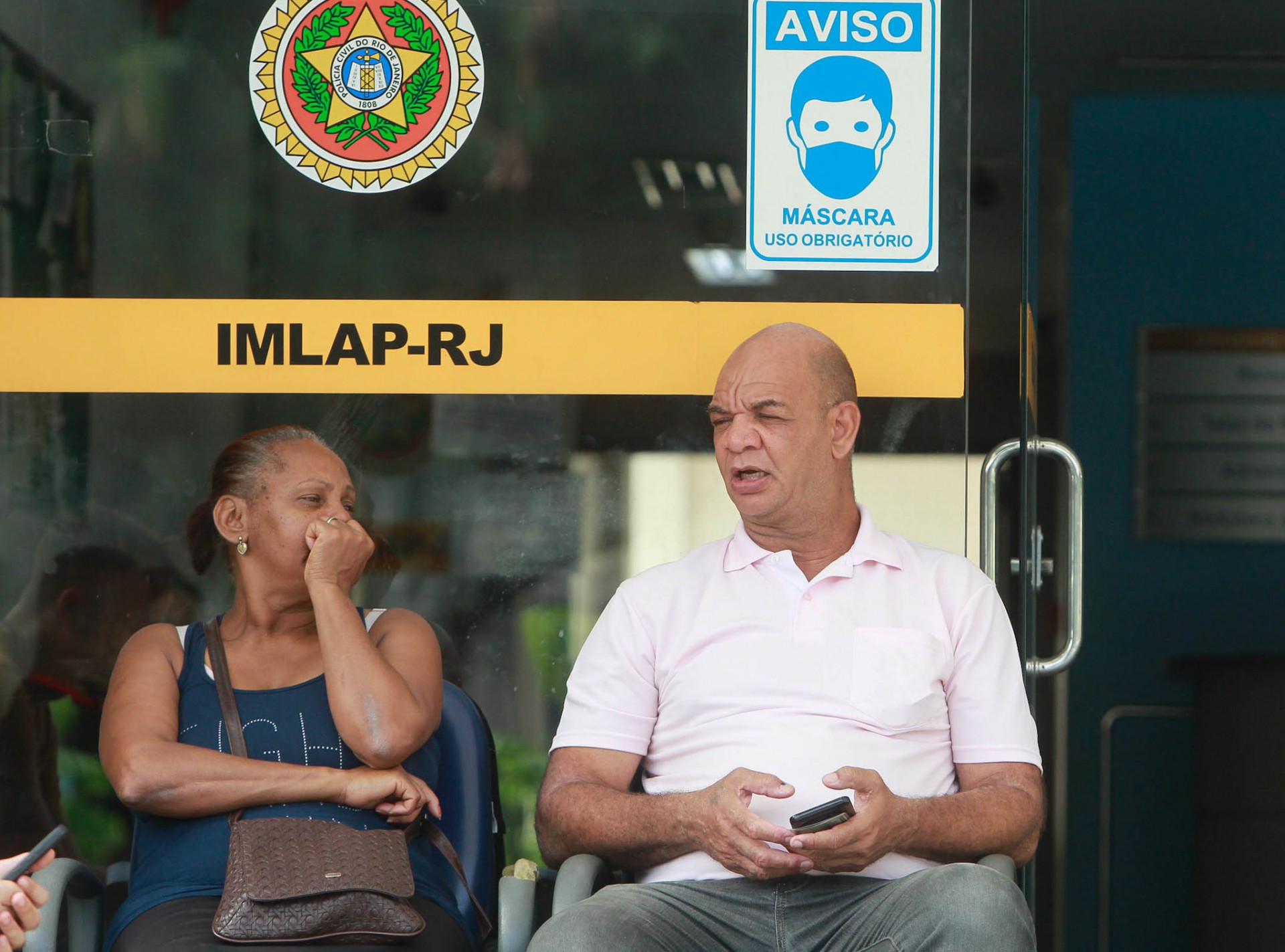 Familiares de Lorenzo v&atilde;o ao IML para libera&ccedil;&atilde;o do corpo do menor. Na foto, Fernando Francisco Palhinhas, av&ocirc; do adolescente - Reginaldo Pimenta / Agencia O Dia
