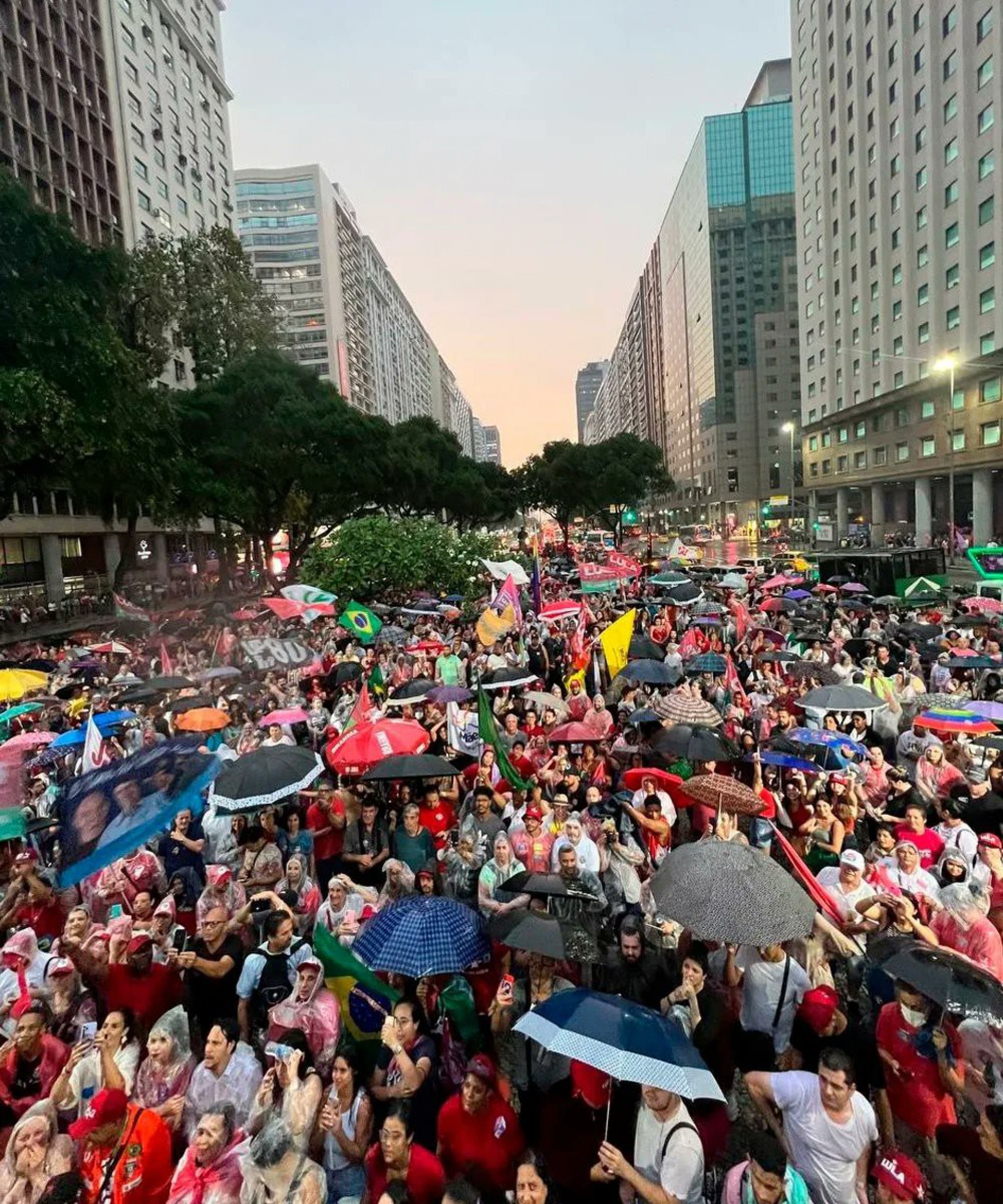 Ato a favor de Lula aconteceu nesta sexta-feira (28) na Candelária - Reprodução