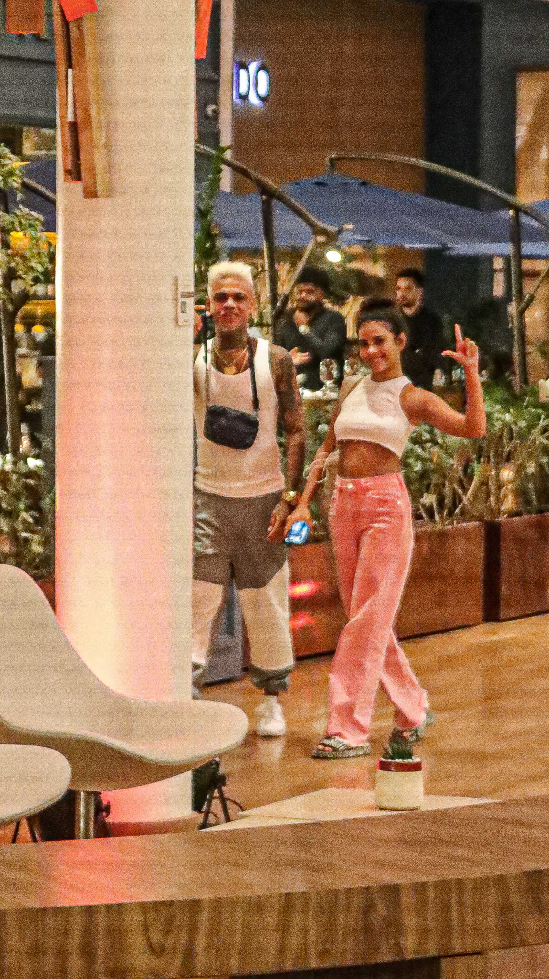 Bella Campos e MC Cabelinho são clicados durante passeio em shopping no Rio - Edson Aipim / Ag News