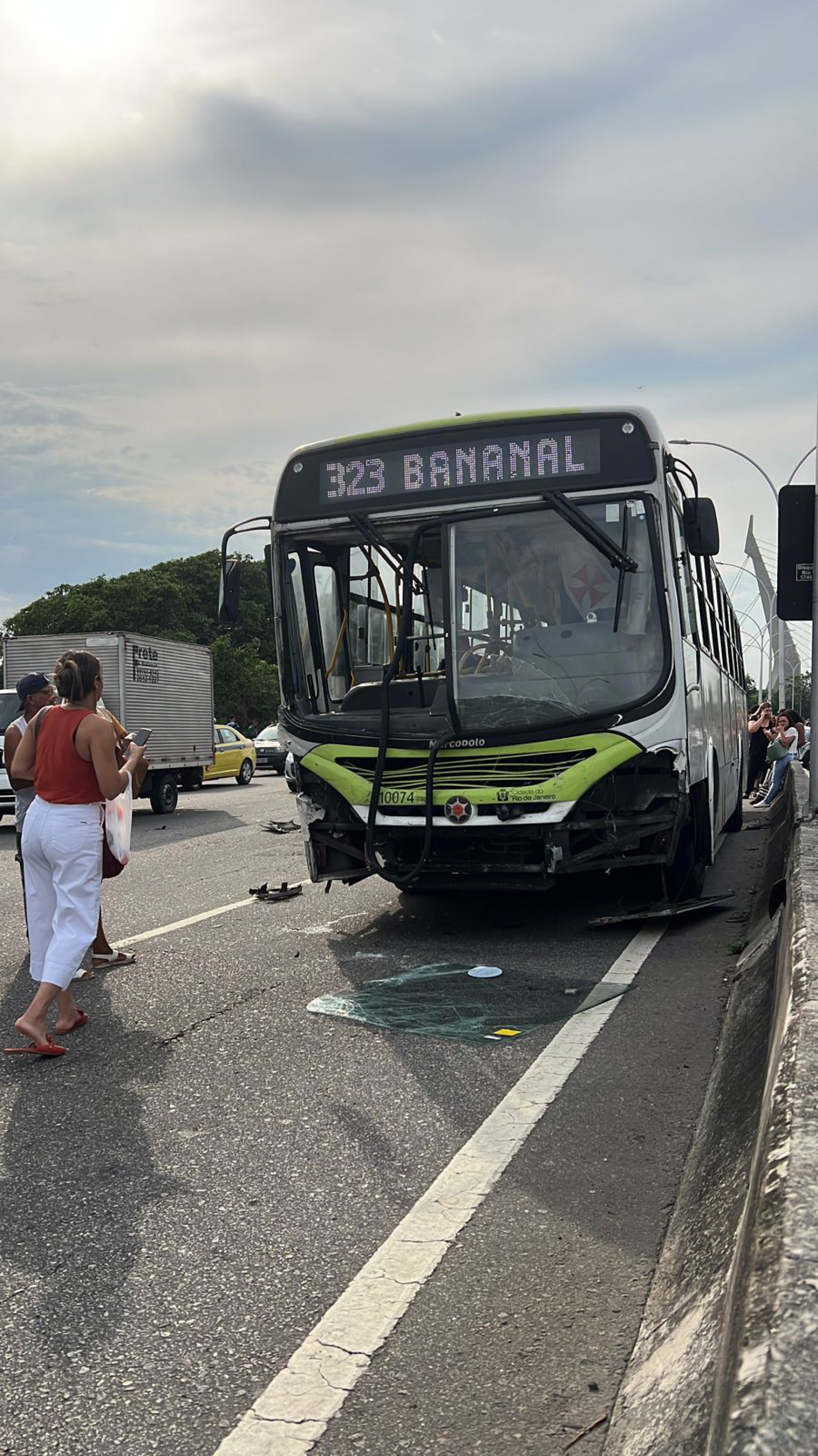 Acidente entre um ônibus e 9 carros na Linha Vermelha - Divulgação