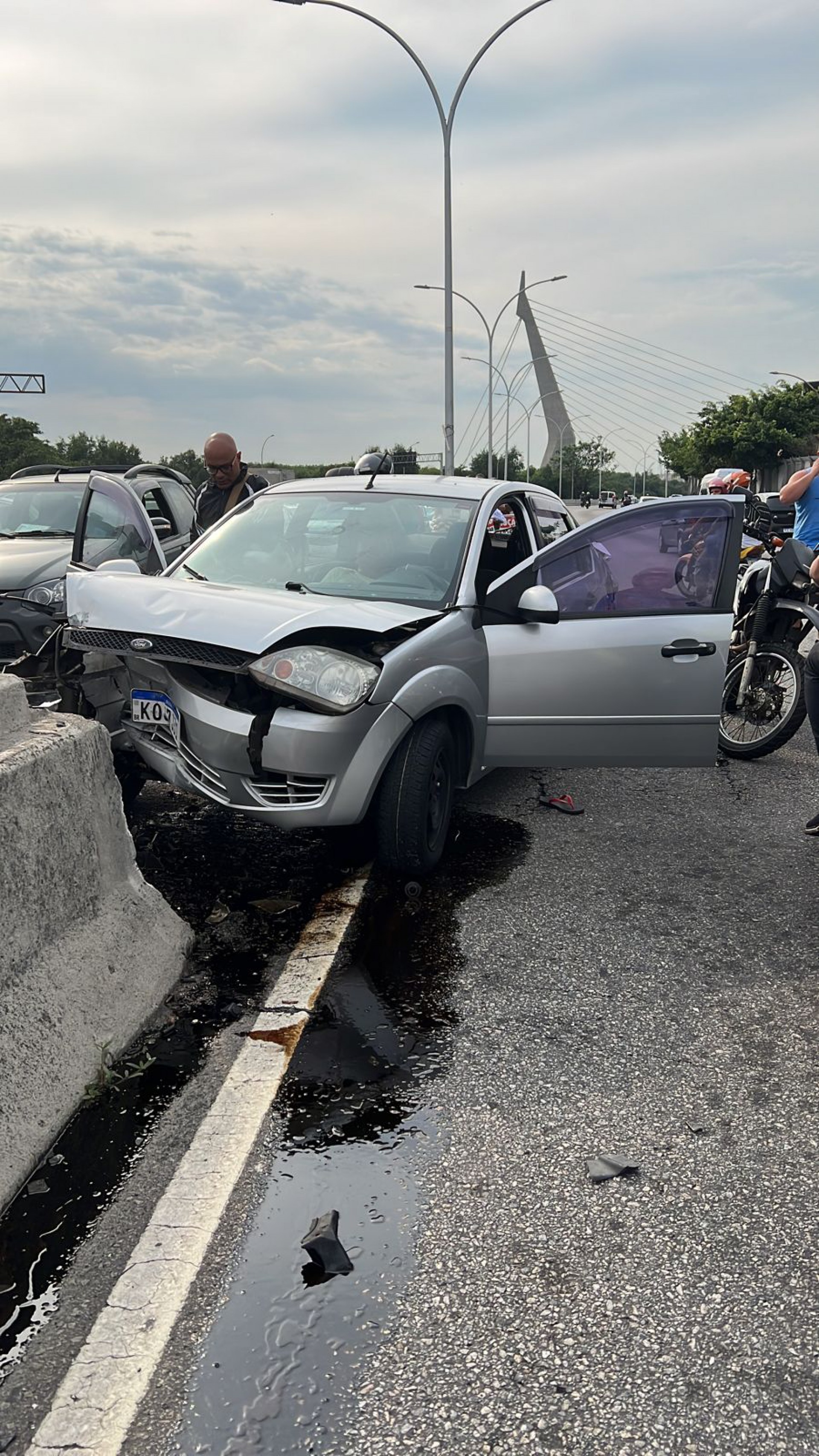 Acidente entre um ônibus e 9 carros na Linha Vermelha - Divulgação