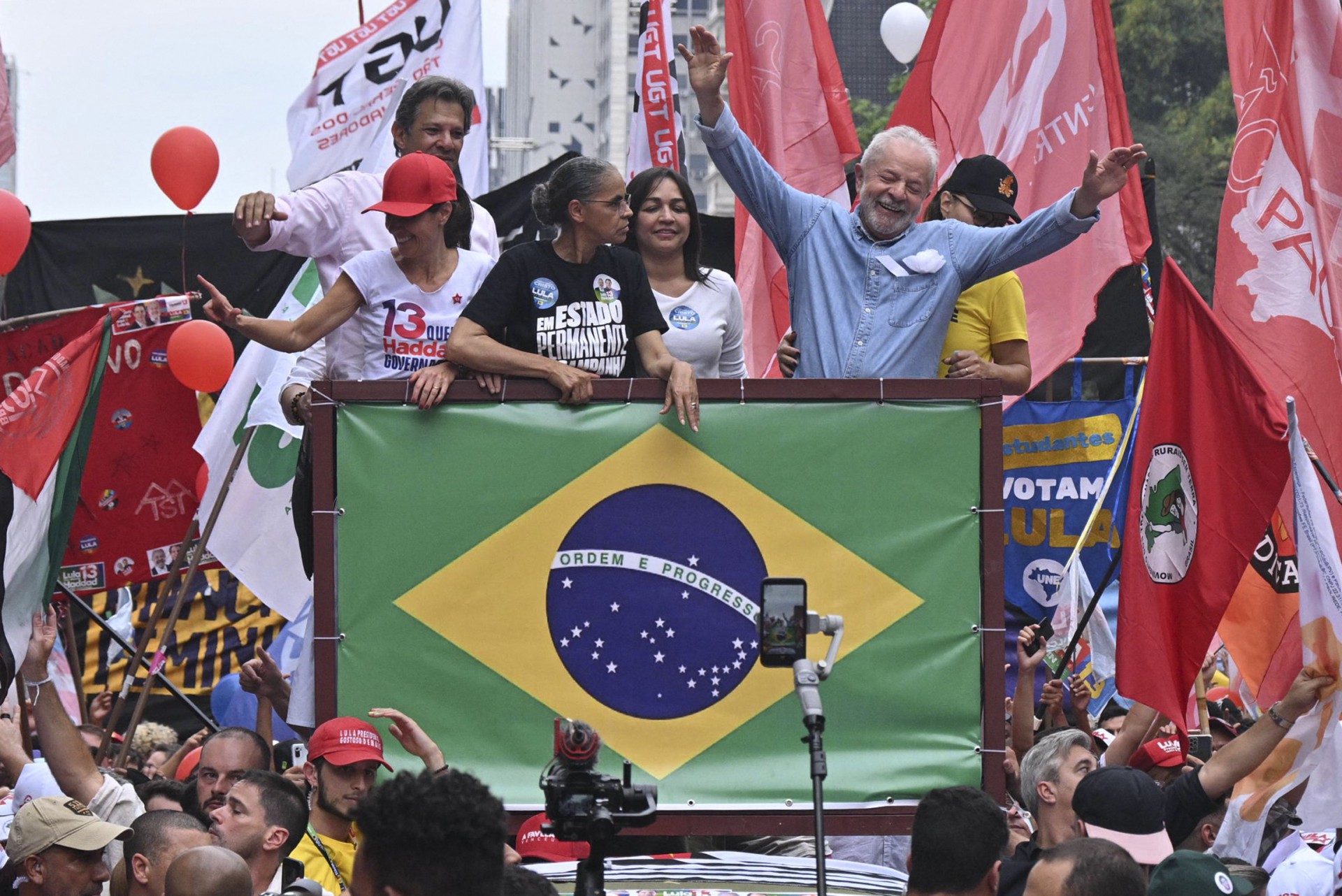 Brazilian former President (2003-2010) and candidate for the leftist Workers Party (PT) Luiz Inacio Lula da Silva takes part in a campaign rally in Sao Paulo, Brazil, on October 29, 2022. After a bitterly divisive campaign and inconclusive first-round vote, Brazil elects its next president in a cliffhanger runoff between far-right incumbent Jair Bolsonaro and veteran leftist Luiz Inacio Lula da Silva.
NELSON ALMEIDA / AFP - NELSON ALMEIDA / AFP