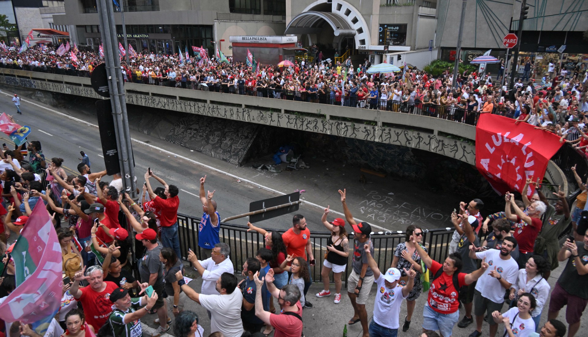 Supporters of Brazilian former President (2003-2010) and candidate for the leftist Workers Party (PT) Luiz Inacio Lula da Silva cheer during a campaign rally in Sao Paulo, Brazil, on October 29, 2022. After a bitterly divisive campaign and inconclusive first-round vote, Brazil elects its next president in a cliffhanger runoff between far-right incumbent Jair Bolsonaro and veteran leftist Luiz Inacio Lula da Silva.
NELSON ALMEIDA / AFP - NELSON ALMEIDA / AFP