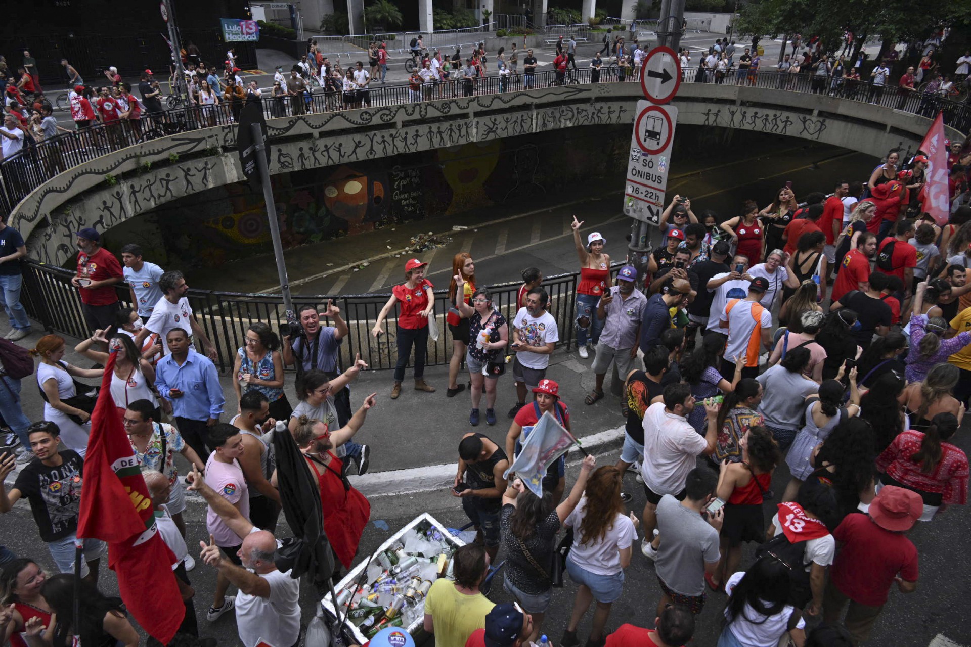 Supporters of Brazilian former President (2003-2010) and candidate for the leftist Workers Party (PT) Luiz Inacio Lula da Silva cheer during a campaign rally in Sao Paulo, Brazil, on October 29, 2022. After a bitterly divisive campaign and inconclusive first-round vote, Brazil elects its next president in a cliffhanger runoff between far-right incumbent Jair Bolsonaro and veteran leftist Luiz Inacio Lula da Silva.
NELSON ALMEIDA / AFP - NELSON ALMEIDA / AFP