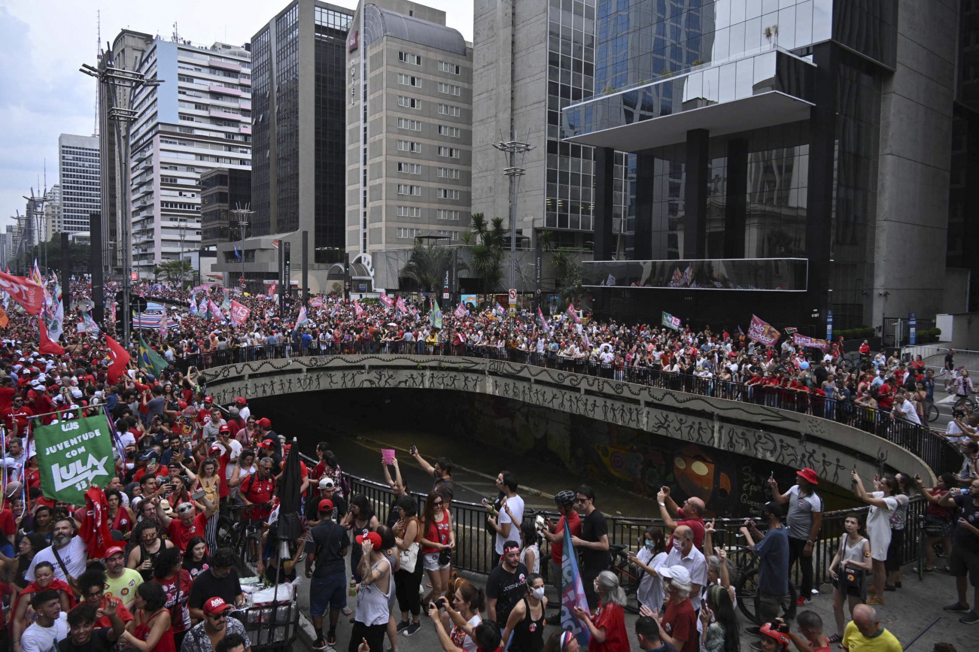 Supporters of Brazilian former President (2003-2010) and candidate for the leftist Workers Party (PT) Luiz Inacio Lula da Silva cheer during a campaign rally in Sao Paulo, Brazil, on October 29, 2022. After a bitterly divisive campaign and inconclusive first-round vote, Brazil elects its next president in a cliffhanger runoff between far-right incumbent Jair Bolsonaro and veteran leftist Luiz Inacio Lula da Silva.
NELSON ALMEIDA / AFP - NELSON ALMEIDA / AFP