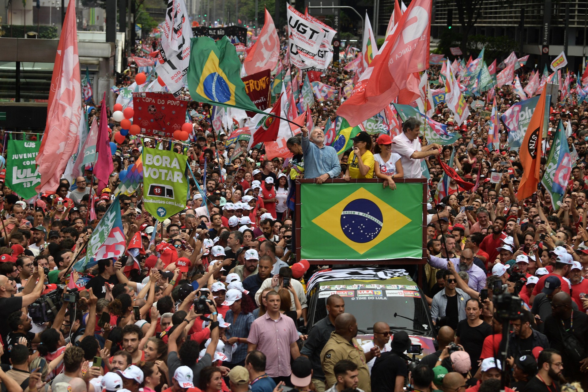 Brazilian former President (2003-2010) and candidate for the leftist Workers Party (PT) Luiz Inacio Lula da Silva waves a national flag next to his wife Rosangela (C) and Sao Paulo's state governor Fernando Haddad (R) during a campaign rally in Sao Paulo, Brazil, on October 29, 2022. After a bitterly divisive campaign and inconclusive first-round vote, Brazil elects its next president in a cliffhanger runoff between far-right incumbent Jair Bolsonaro and veteran leftist Luiz Inacio Lula da Silva.
CARL DE SOUZA / AFP - CARL DE SOUZA / AFP