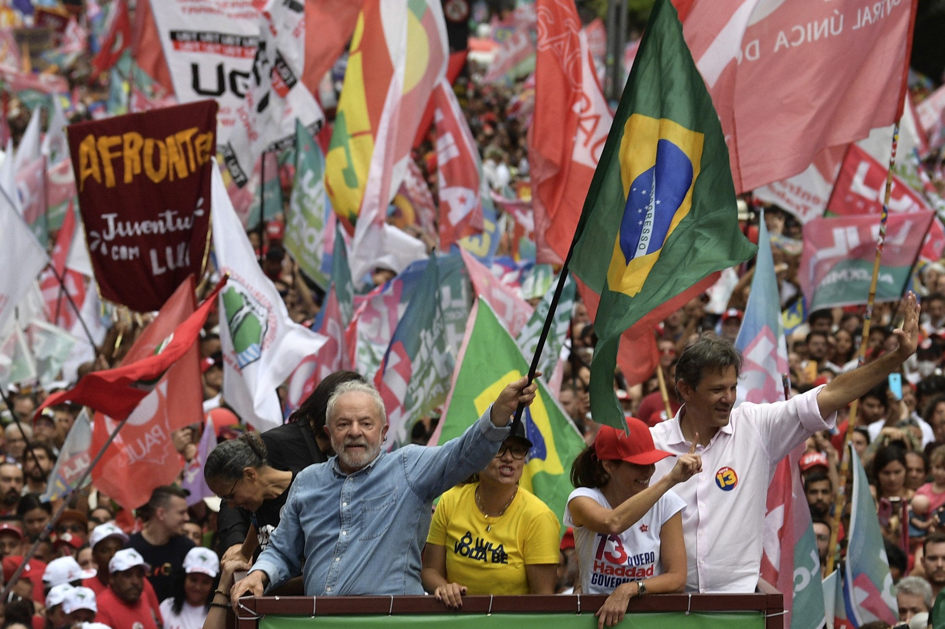 Brazilian former President (2003-2010) and candidate for the leftist Workers Party (PT) Luiz Inacio Lula da Silva waves a national flag next to his wife Rosangela (C) and Sao Paulo's state governor Fernando Haddad (R) during a campaign rally in Sao Paulo, Brazil, on October 29, 2022. After a bitterly divisive campaign and inconclusive first-round vote, Brazil elects its next president in a cliffhanger runoff between far-right incumbent Jair Bolsonaro and veteran leftist Luiz Inacio Lula da Silva.
CARL DE SOUZA / AFP - CARL DE SOUZA / AFP