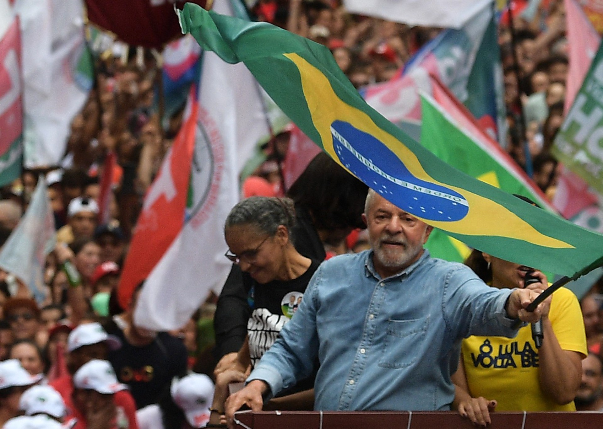 Brazilian former President (2003-2010) and candidate for the leftist Workers Party (PT) Luiz Inacio Lula da Silva waves a national flag next to his wife Rosangela (C) and Sao Paulo's state governor Fernando Haddad (R) during a campaign rally in Sao Paulo, Brazil, on October 29, 2022. After a bitterly divisive campaign and inconclusive first-round vote, Brazil elects its next president in a cliffhanger runoff between far-right incumbent Jair Bolsonaro and veteran leftist Luiz Inacio Lula da Silva.
CARL DE SOUZA / AFP - CARL DE SOUZA / AFP