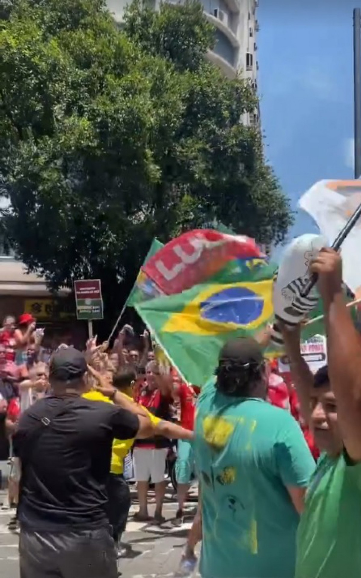 Apoiadores de Lula e Bolsonaro entraram em confronto na tarde deste sábado (29), na Praça Saens Peña, no bairro da Tijuca, na Zona Norte - Reprodução / Instagram