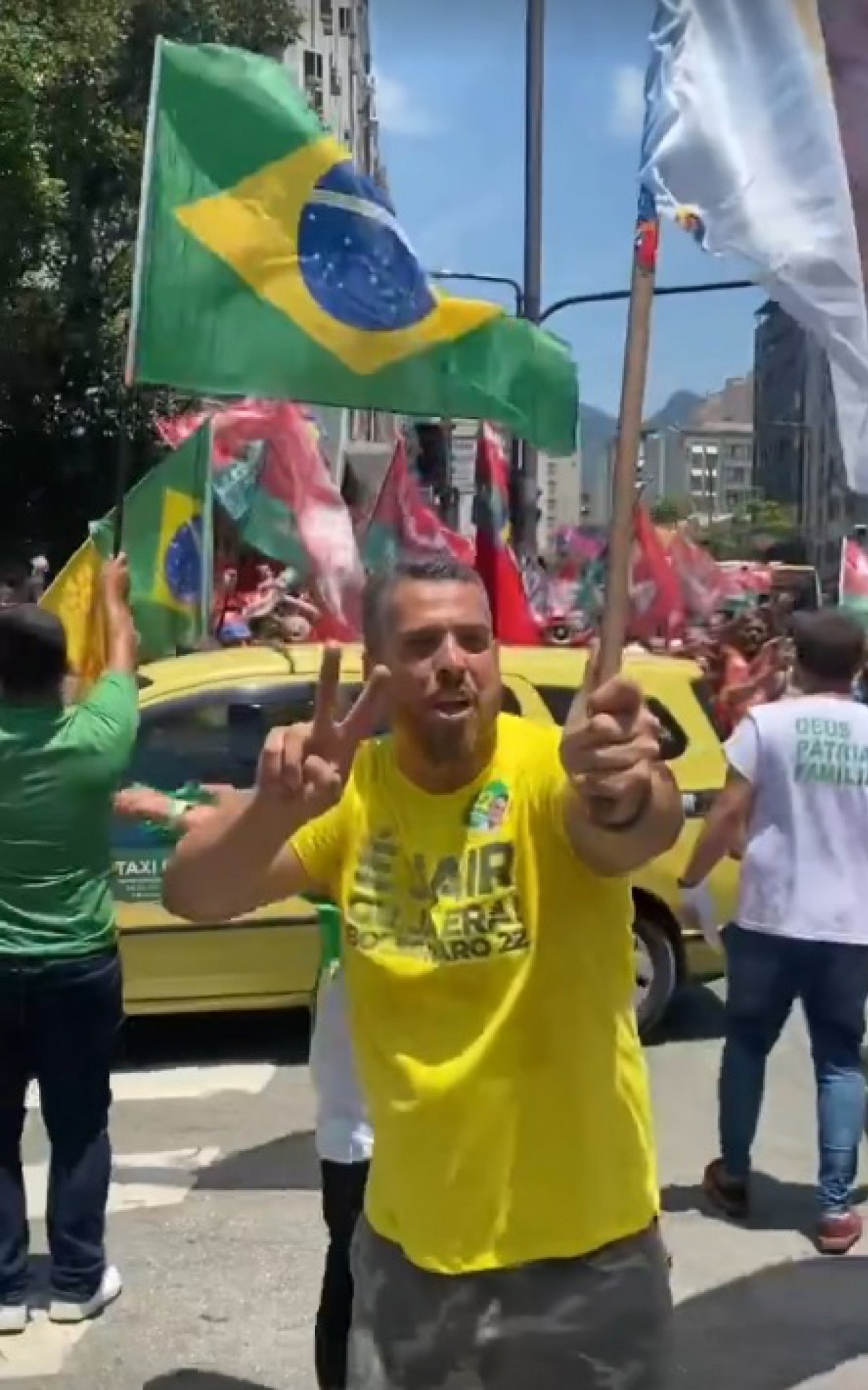 O deputado estadual Rodrigo Amorim publicou um vídeo no Instagram, onde aparece ao lado de apoiadores de Jair Bolsonaro, em frente a uma concentração de eleitores do candidato Luiz Inácio Lula da Silva - Reprodução / Instagram