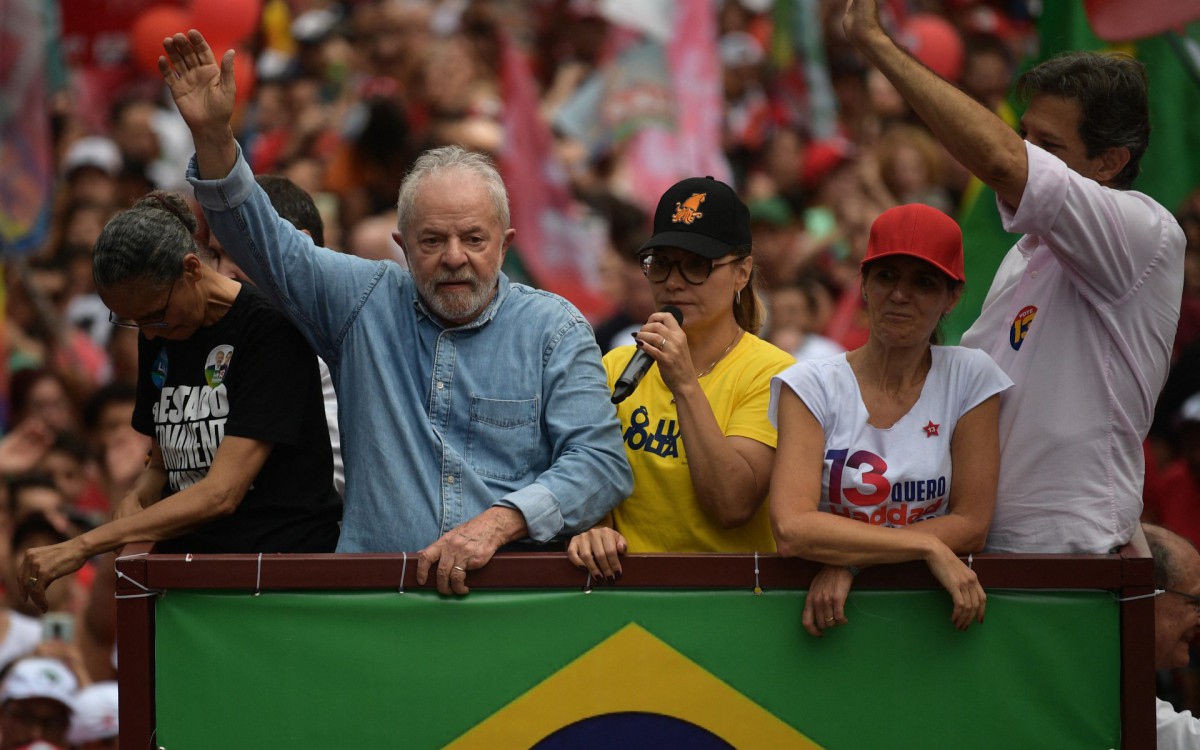 Brazilian former President (2003-2010) and candidate for the leftist Workers Party (PT) Luiz Inacio Lula da Silva waves a national flag next to his wife Rosangela (C) and Sao Paulo's state governor Fernando Haddad (R) during a campaign rally in Sao Paulo, Brazil, on October 29, 2022. After a bitterly divisive campaign and inconclusive first-round vote, Brazil elects its next president in a cliffhanger runoff between far-right incumbent Jair Bolsonaro and veteran leftist Luiz Inacio Lula da Silva.
CARL DE SOUZA / AFP