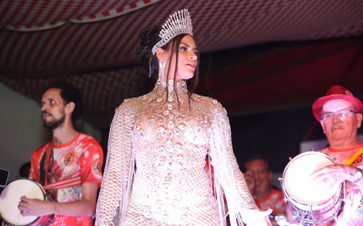 Nathalia Hino foi coroada rainha de bateria da Est&aacute;cio de S&aacute;