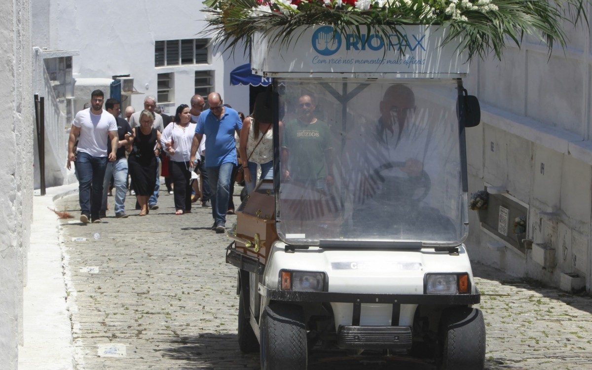 Sob forte como&ccedil;&atilde;o, familiares e amigos se despediram do bi&oacute;logo Paulo Alberto Lara Fernandes, de 55 anos, durante o enterro, na manh&atilde; deste s&aacute;bado (29), no Cemit&eacute;rio S&atilde;o Jo&atilde;o Batista, em Botafogo, Zona Sul do Rio