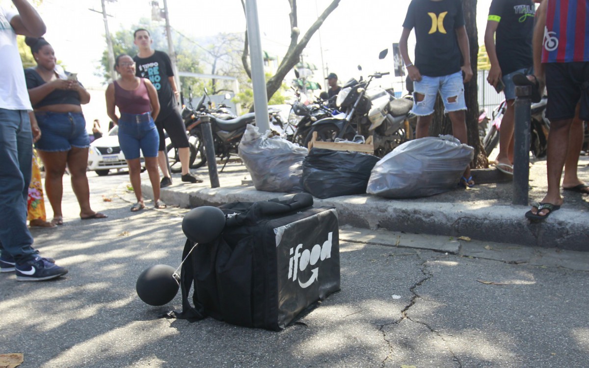 Bolsa que Lorenzo Palhinhas usava para trabalhar virou s&iacute;mbolo de luta