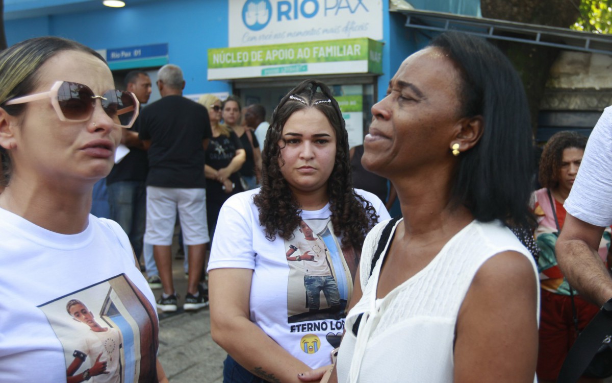 Emanuelle Ara&uacute;jo (esquerda), tia de Lorenzo, e Neusa Silva (direita), professora, lamentaram a morte do rapaz.
