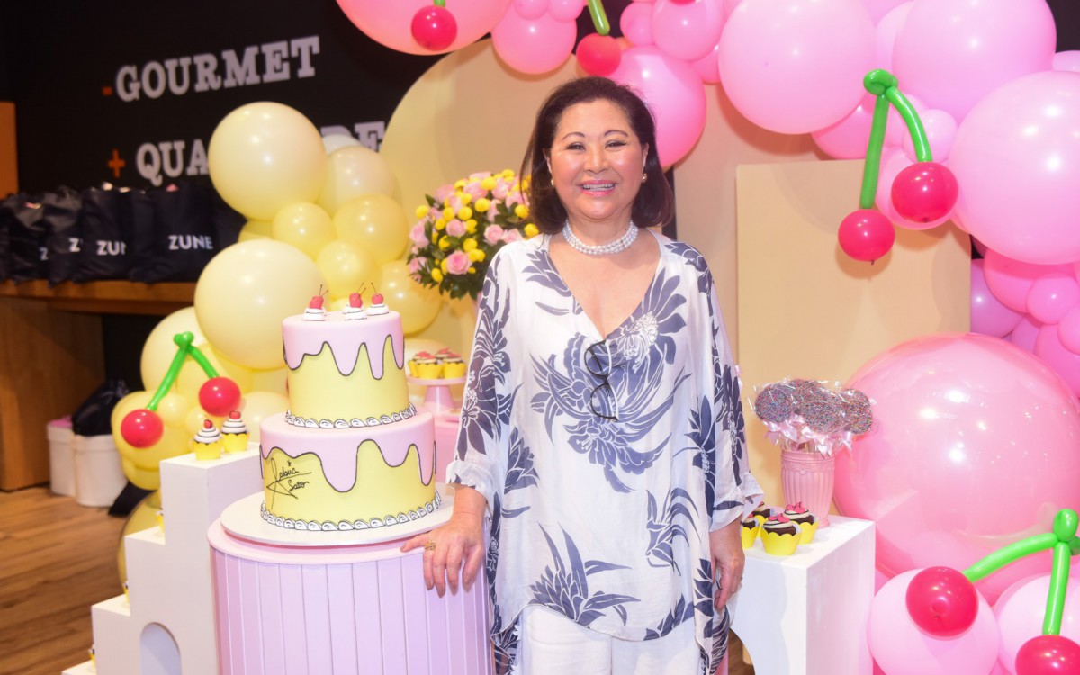 A m&atilde;e de Sabrina Sato, Kika Sato, tamb&eacute;m esteve no evento desta sexta-feira