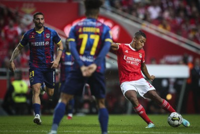 David Neres marca, e Benfica vence de goleada no Campeonato Português