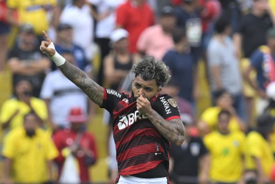 Herói de novo, Gabigol iguala Zico e faz história na Libertadores
