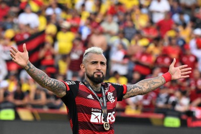 Roberto Carlos responde provocação de Vidal ao Real: 'Quantas vezes nem tocou na bola'