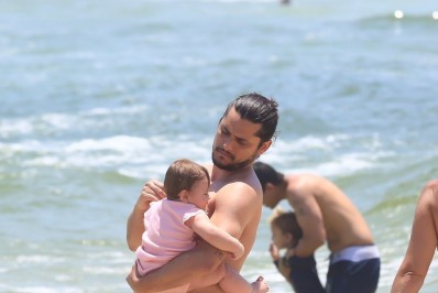 Bruno Gissoni se diverte com as filhas em dia de praia no Rio