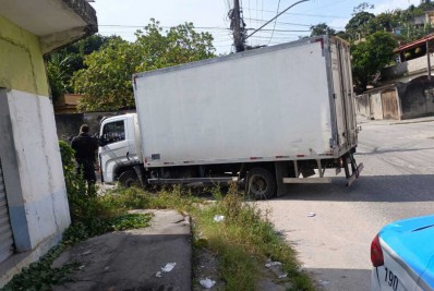 Polícia Militar recupera caminhão frigorífico roubado em São Gonçalo