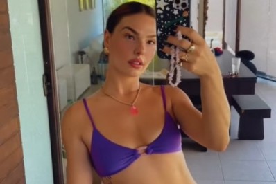 Isis Valverde posa deslumbrante de biquíni ao renovar o bronzeado em dia de sol