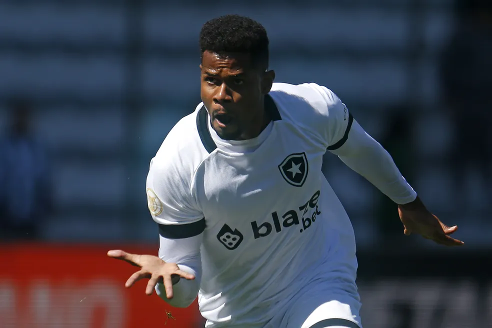 Estafe de Júnior Santos revela sondagens de outros clubes, mas destaca preferência por renovação com o Botafogo