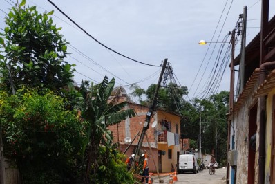 Enel substitui poste que ameaçava cair